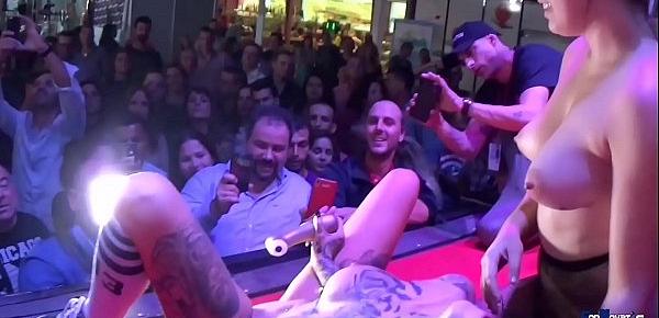  PORNOVATAS.COM SHOW LESBICO COMPLETO CON TRES DE LAS JOVENCITAS ESPAÑOLAS MAS CACHONDAS DEL PORNO EN PUBLICO